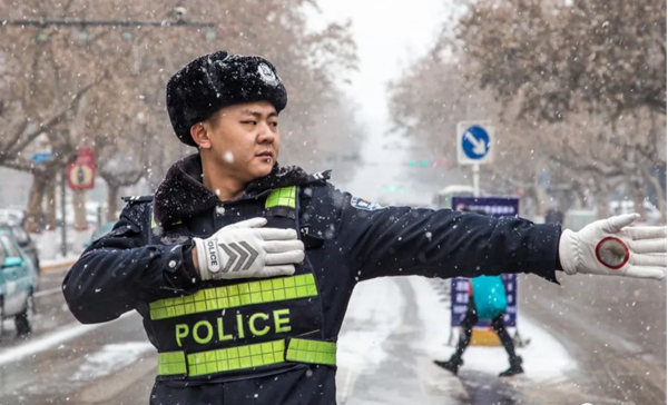 保定理工學院‖管理學院‖赤膽忠心，讓我們向中國人民警察致敬！