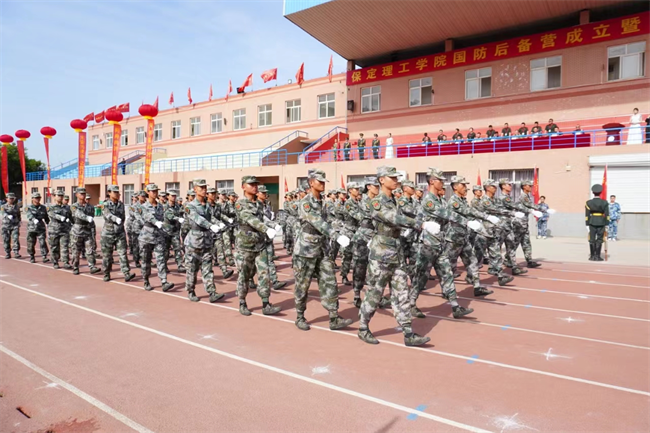 保定理工學(xué)院隆重舉行“國(guó)防后備營(yíng)”成立暨授旗儀式