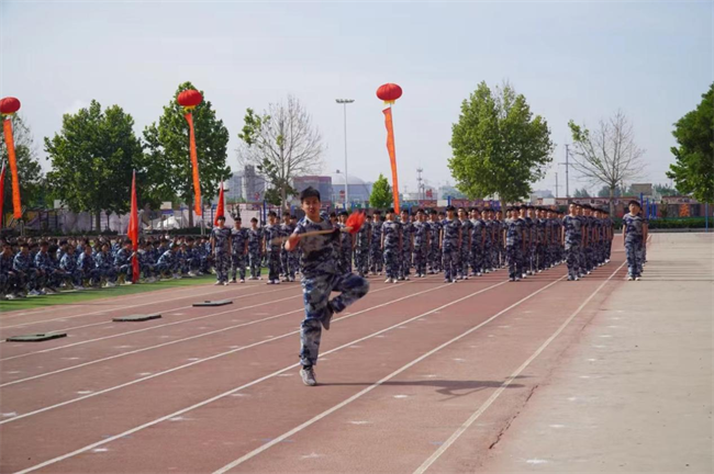 保定理工學(xué)院隆重舉行“國(guó)防后備營(yíng)”成立暨授旗儀式