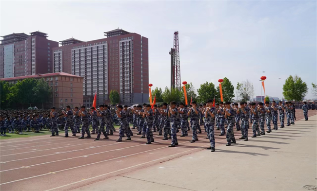 保定理工學(xué)院隆重舉行“國(guó)防后備營(yíng)”成立暨授旗儀式