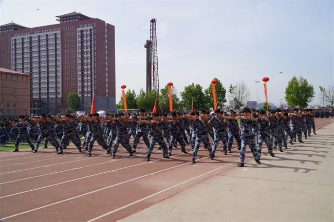 保定理工學(xué)院隆重舉行“國(guó)防后備營(yíng)”成立暨授旗儀式