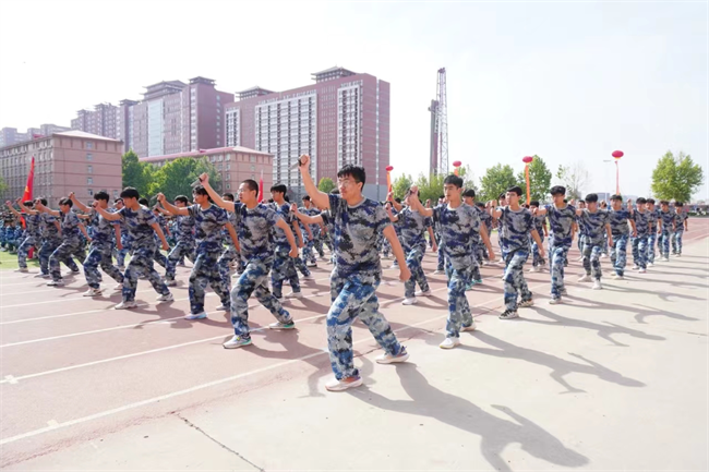 保定理工學(xué)院隆重舉行“國(guó)防后備營(yíng)”成立暨授旗儀式