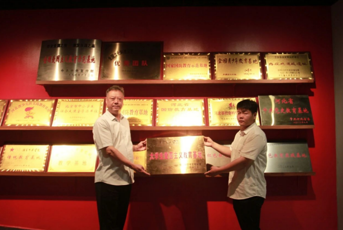 “追尋紅色足跡，傳承愛國(guó)精神”—信息科學(xué)與工程學(xué)院前往冉莊地道戰(zhàn)紀(jì)念館開展授牌儀式