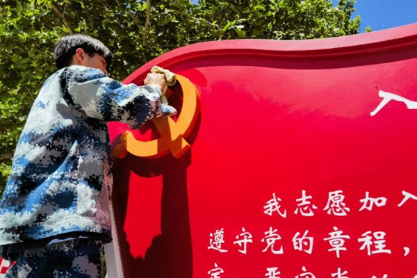 勞動教育|保定理工學(xué)院|管理學(xué)院|我院開展“垃圾不落地，校園更美麗”校園清潔活動