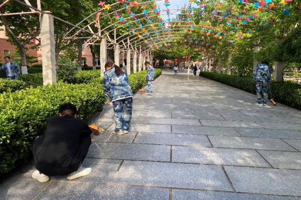 勞動教育|保定理工學(xué)院|管理學(xué)院|我院開展“垃圾不落地，校園更美麗”校園清潔活動