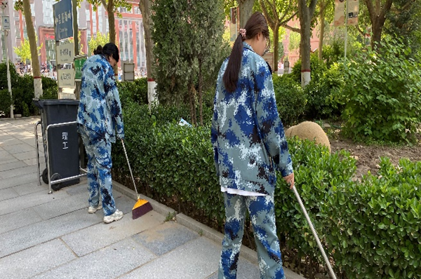 勞動教育|保定理工學(xué)院|管理學(xué)院|我院開展“垃圾不落地，校園更美麗”校園清潔活動