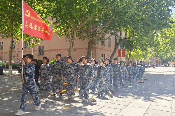 勞動教育|保定理工學(xué)院|管理學(xué)院|我院開展“垃圾不落地，校園更美麗”校園清潔活動