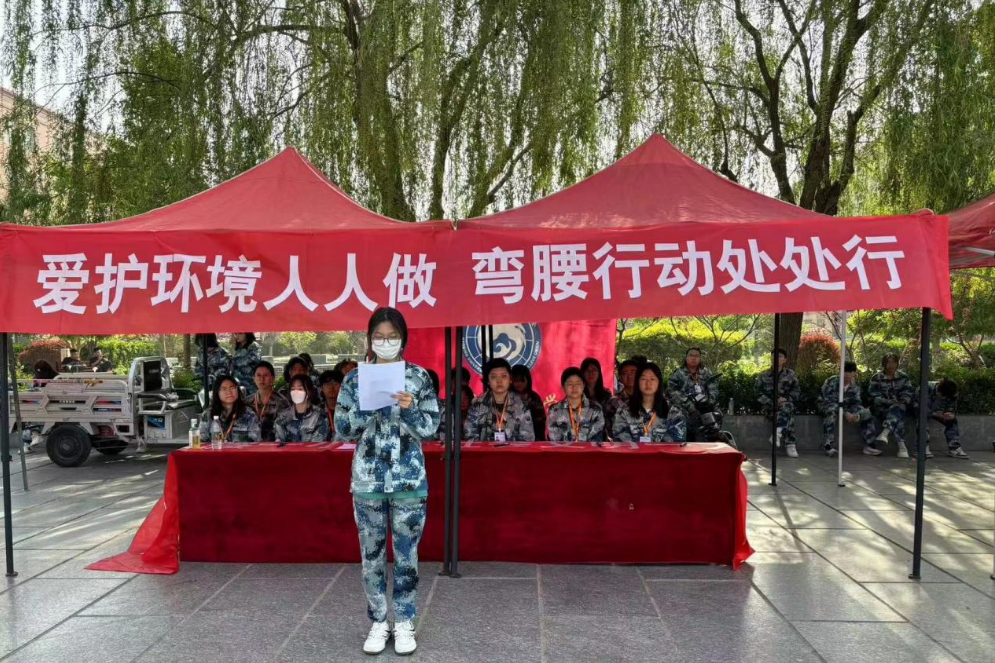 青春校園|愛護(hù)環(huán)境人人做,彎腰行動(dòng)處處行