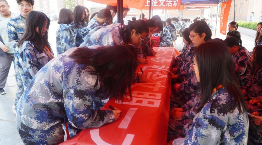 青春校園|愛護(hù)環(huán)境人人做,彎腰行動(dòng)處處行