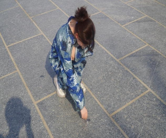 青春校園|愛護(hù)環(huán)境人人做,彎腰行動(dòng)處處行