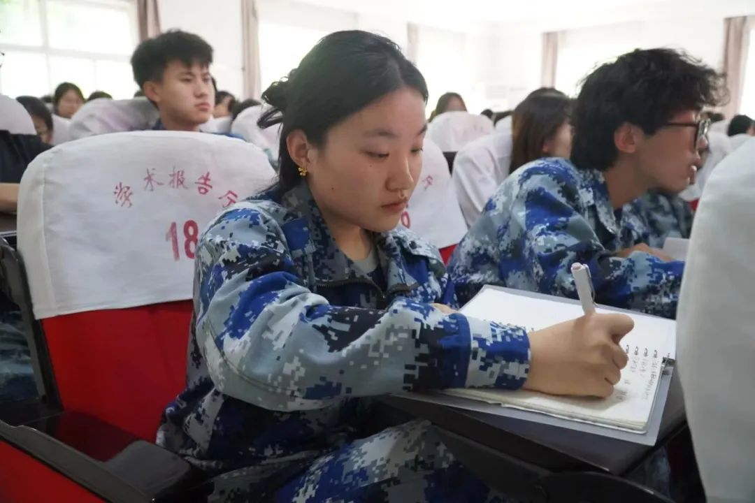 保定理工學(xué)院聯(lián)合蓮池區(qū)疾控中心開(kāi)展輔導(dǎo)員心理健康培訓(xùn)工作