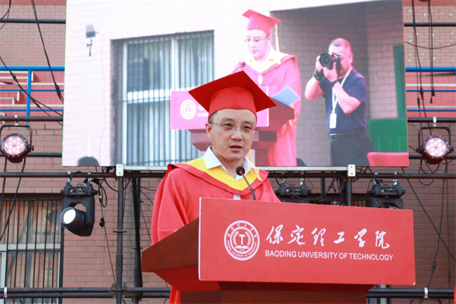 勇毅奮楫新時代，書寫人生新篇章——我校舉辦2024屆學(xué)生畢業(yè)典禮暨學(xué)位授予儀式
