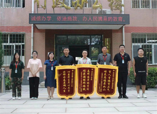 2024屆畢業(yè)生敬贈錦旗，感恩母校與院系培育