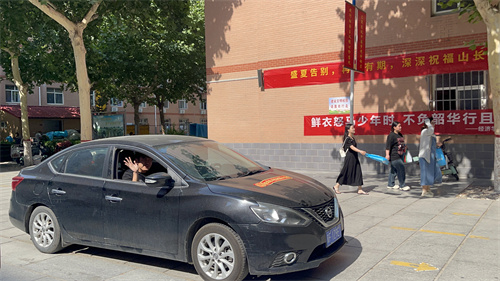 教職工私家車送2024屆畢業(yè)生離校，溫情傳遞離別情