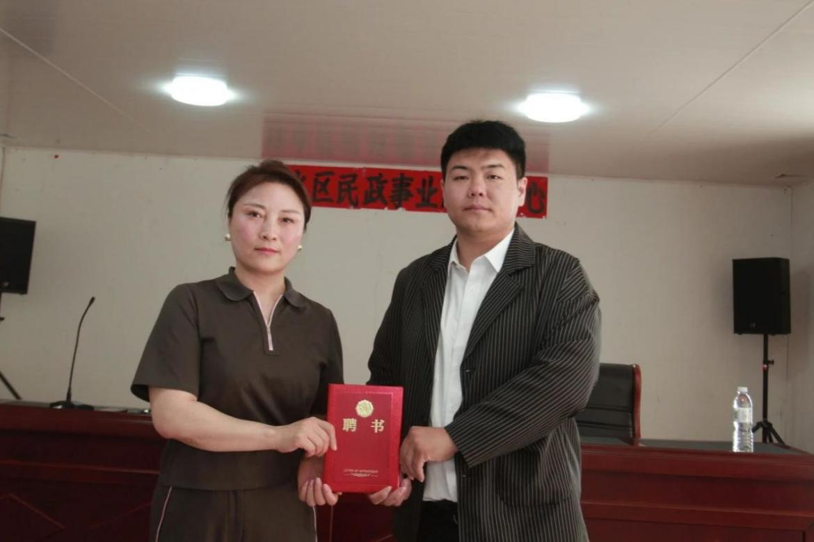 大學(xué)生志愿服務(wù)“人生都有夕陽紅,愛老敬老樹新風(fēng)”敬老院掛牌儀式