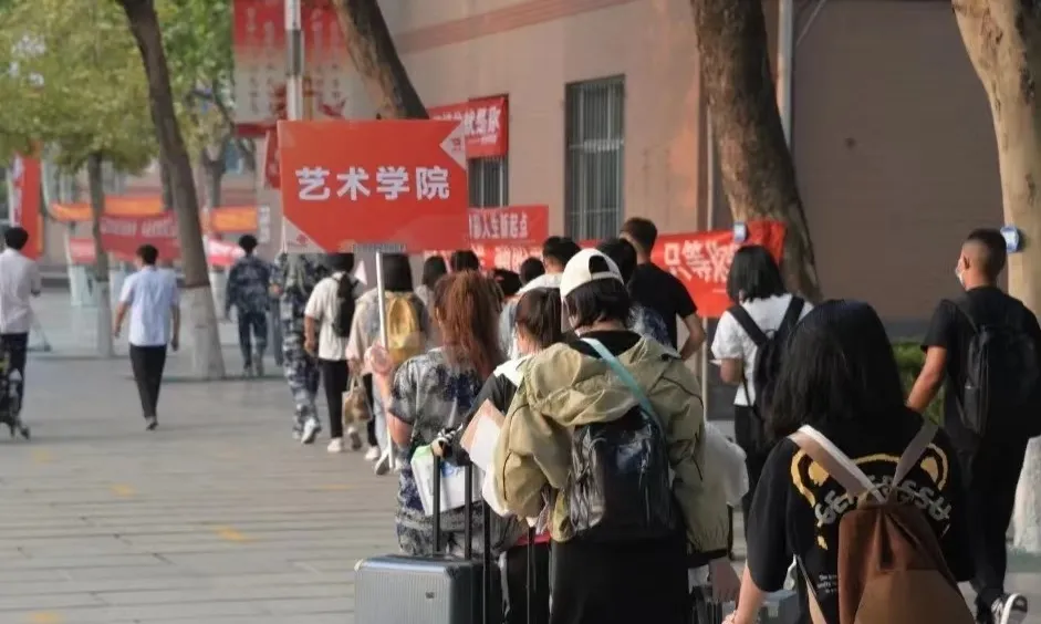“追尋榜樣的光芒”——保定理工學(xué)院藝術(shù)學(xué)院 | 欒博凱