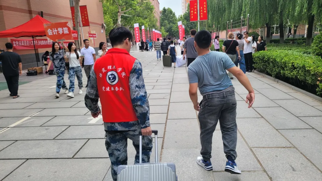 “追尋榜樣的光芒”——保定理工學(xué)院藝術(shù)學(xué)院 | 欒博凱