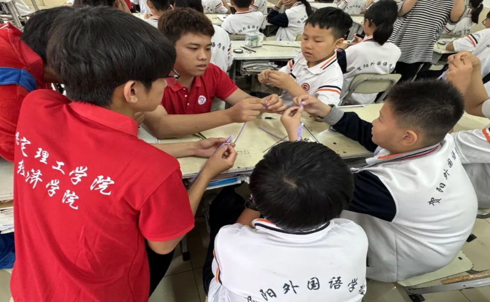 志愿服務|暑期暖童心,志愿如暖流——經(jīng)濟學院蓮心志愿服務隊“七彩假期”專項活動