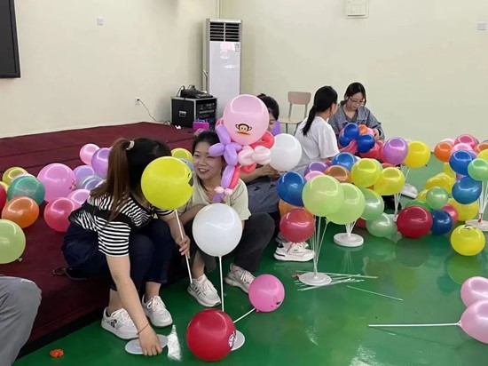 兒童節(jié)，“大朋友”們與小朋友們共度六一！?。? onmousewheel=