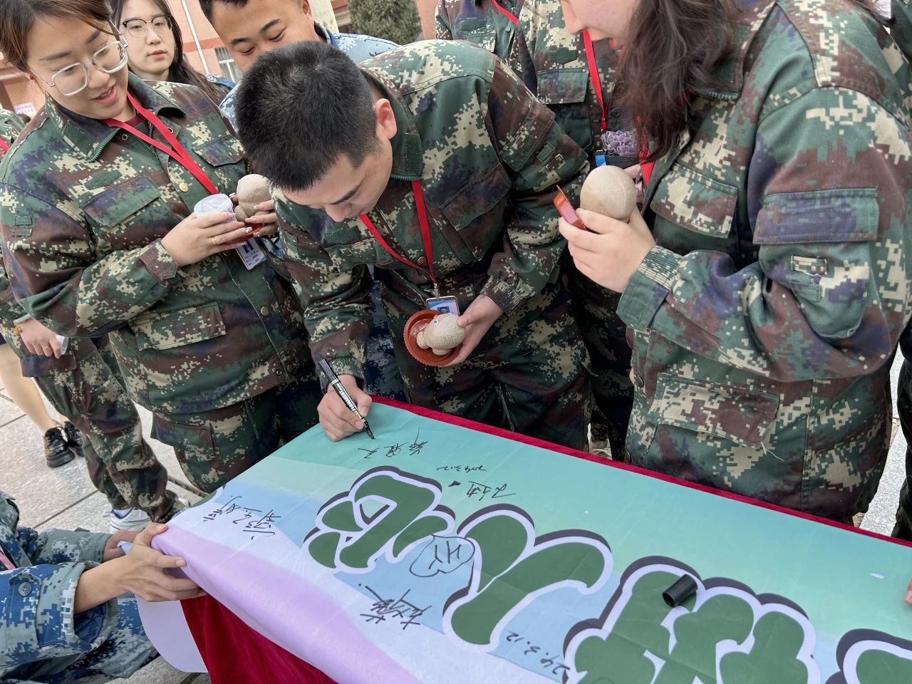 “‘植’此青綠，教樹人心，‘育’汝于成”植樹節(jié)活動(dòng)圓滿結(jié)束!