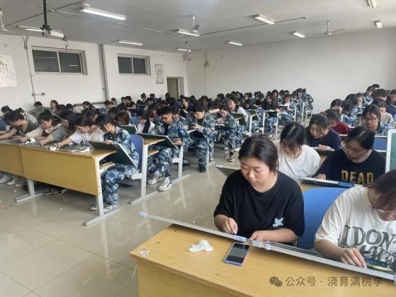 [教育·教學(xué)]妙筆下寫世界，板書上丹心情