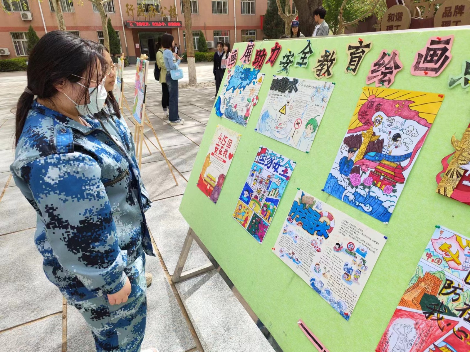 “畫(huà)展助力安全教育 繪畫(huà)點(diǎn)亮生命之光”國(guó)家安全教育主題作品展