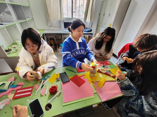 弘揚(yáng)傳統(tǒng)文化 傳承愛(ài)國(guó)情懷——教育學(xué)院開展創(chuàng)意燈籠制作活動(dòng)