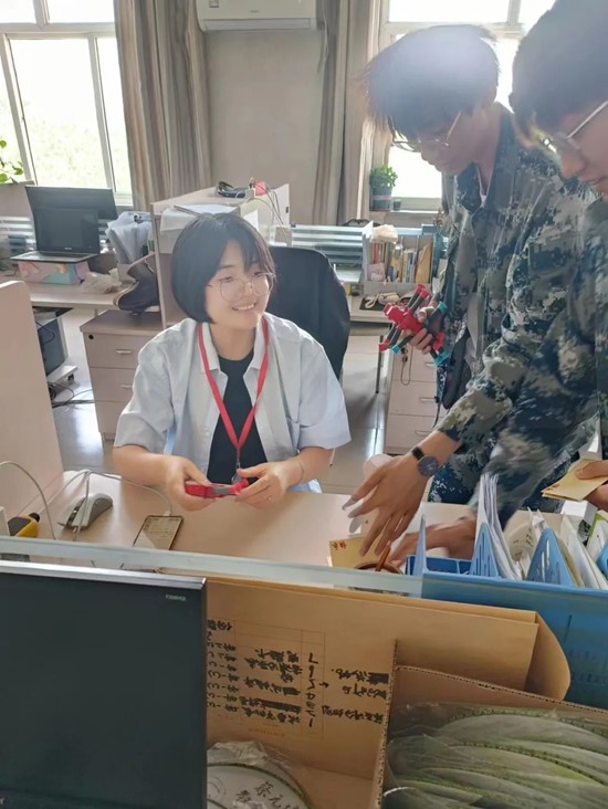 兒童節(jié)，“大朋友”們與小朋友們共度六一?。?！
