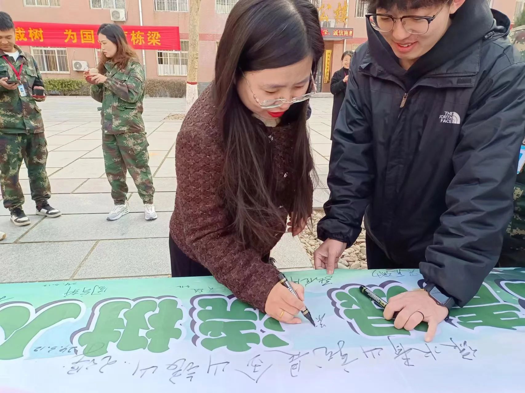 “‘植’此青綠，教樹人心，‘育’汝于成”植樹節(jié)活動(dòng)圓滿結(jié)束!
