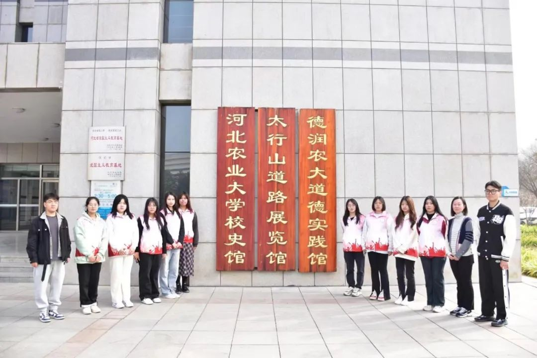 學(xué)李保國精神 做四有好老師 育時代新人