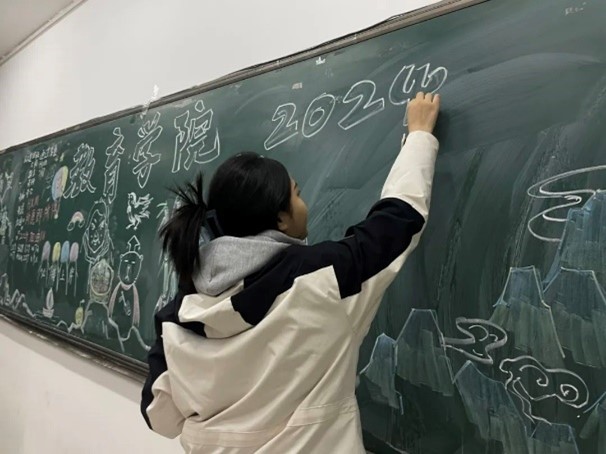 【教育·教學】黑板定格美好，寄語傳遞深情