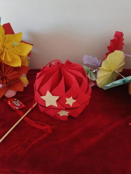 弘揚(yáng)傳統(tǒng)文化 傳承愛(ài)國(guó)情懷——教育學(xué)院開展創(chuàng)意燈籠制作活動(dòng)