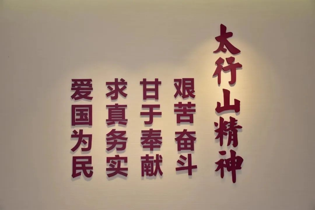 學(xué)李保國精神 做四有好老師 育時代新人