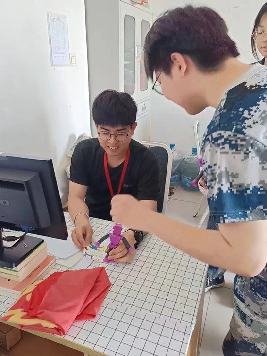 兒童節(jié)，“大朋友”們與小朋友們共度六一?。?！
