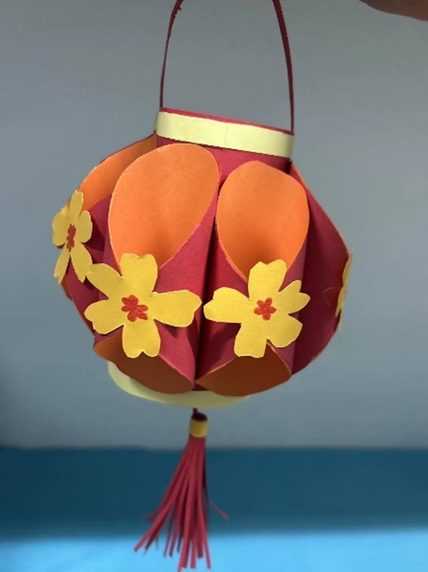 弘揚(yáng)傳統(tǒng)文化 傳承愛(ài)國(guó)情懷——教育學(xué)院開展創(chuàng)意燈籠制作活動(dòng)