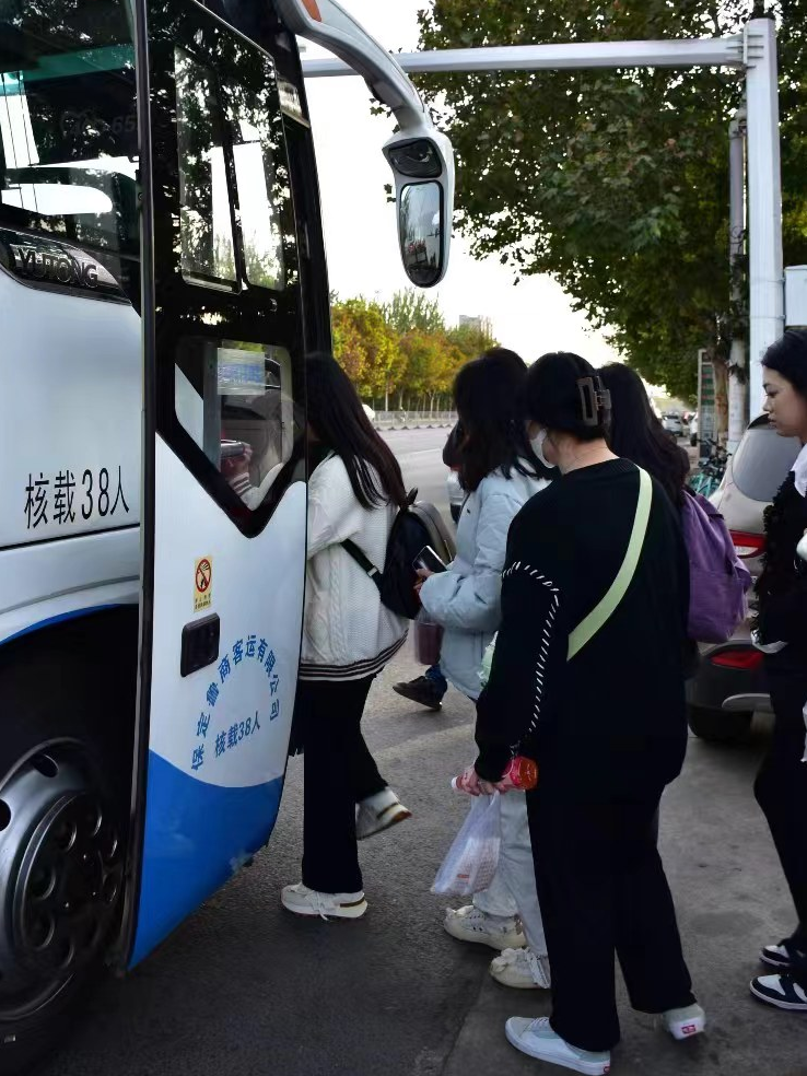 勇?lián)鷷r代使命，傳遞教育力量——鄭家莊小學(xué)支教活動