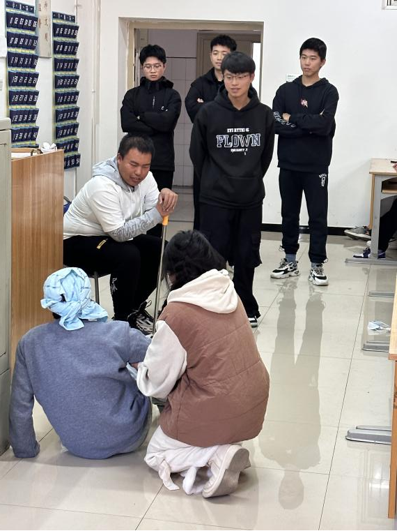 紛繁之世聽(tīng)雷聲陣陣，桃源深處看暗戀情深