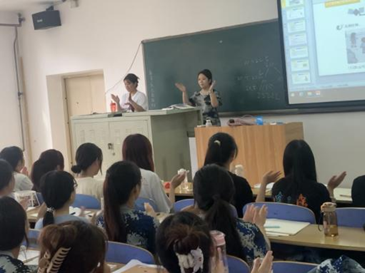 秋風(fēng)拂書案，譜寫新芳華——小學(xué)教育專業(yè)新生開課第一周