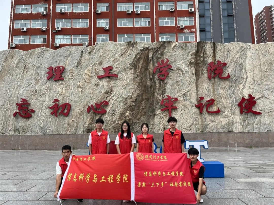 在太行博物館,實踐團(tuán)的成員們參觀了展館陳列的歷史文物,結(jié)合所學(xué)知識講解了歷史故事。同時,親身感受了文物道具的歷史溫度和厚重感,激發(fā)了團(tuán)隊成員們的興趣和愛國熱情。