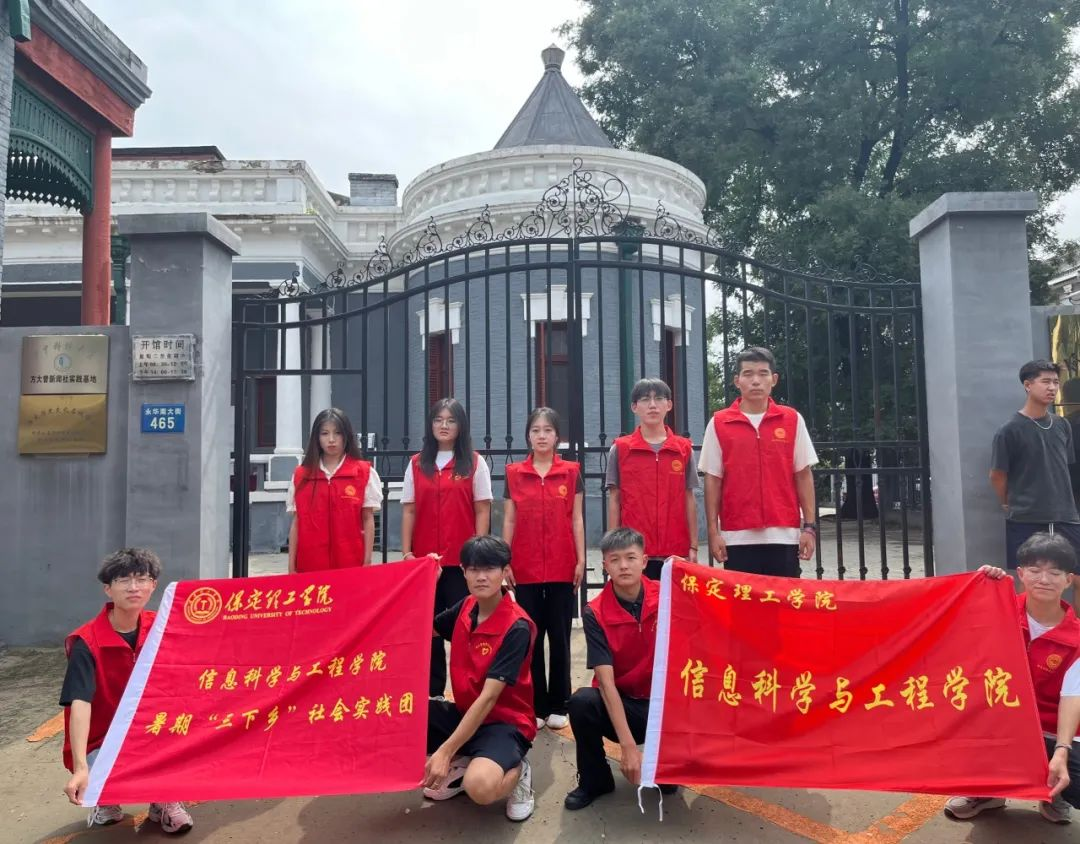 在太行博物館,實踐團(tuán)的成員們參觀了展館陳列的歷史文物,結(jié)合所學(xué)知識講解了歷史故事。同時,親身感受了文物道具的歷史溫度和厚重感,激發(fā)了團(tuán)隊成員們的興趣和愛國熱情。