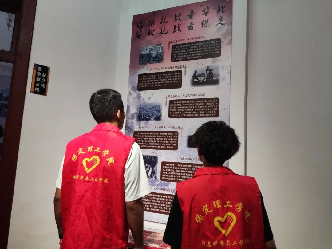 在太行博物館,實踐團(tuán)的成員們參觀了展館陳列的歷史文物,結(jié)合所學(xué)知識講解了歷史故事。同時,親身感受了文物道具的歷史溫度和厚重感,激發(fā)了團(tuán)隊成員們的興趣和愛國熱情。