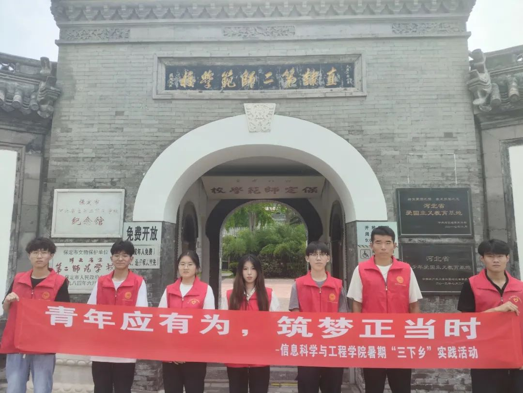 在太行博物館,實踐團(tuán)的成員們參觀了展館陳列的歷史文物,結(jié)合所學(xué)知識講解了歷史故事。同時,親身感受了文物道具的歷史溫度和厚重感,激發(fā)了團(tuán)隊成員們的興趣和愛國熱情。