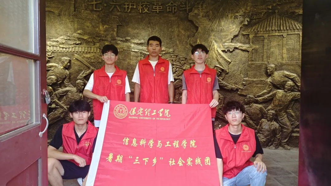 在太行博物館,實踐團(tuán)的成員們參觀了展館陳列的歷史文物,結(jié)合所學(xué)知識講解了歷史故事。同時,親身感受了文物道具的歷史溫度和厚重感,激發(fā)了團(tuán)隊成員們的興趣和愛國熱情。