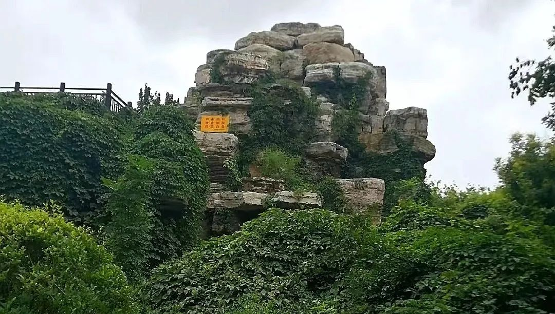 在太行博物館,實踐團(tuán)的成員們參觀了展館陳列的歷史文物,結(jié)合所學(xué)知識講解了歷史故事。同時,親身感受了文物道具的歷史溫度和厚重感,激發(fā)了團(tuán)隊成員們的興趣和愛國熱情。