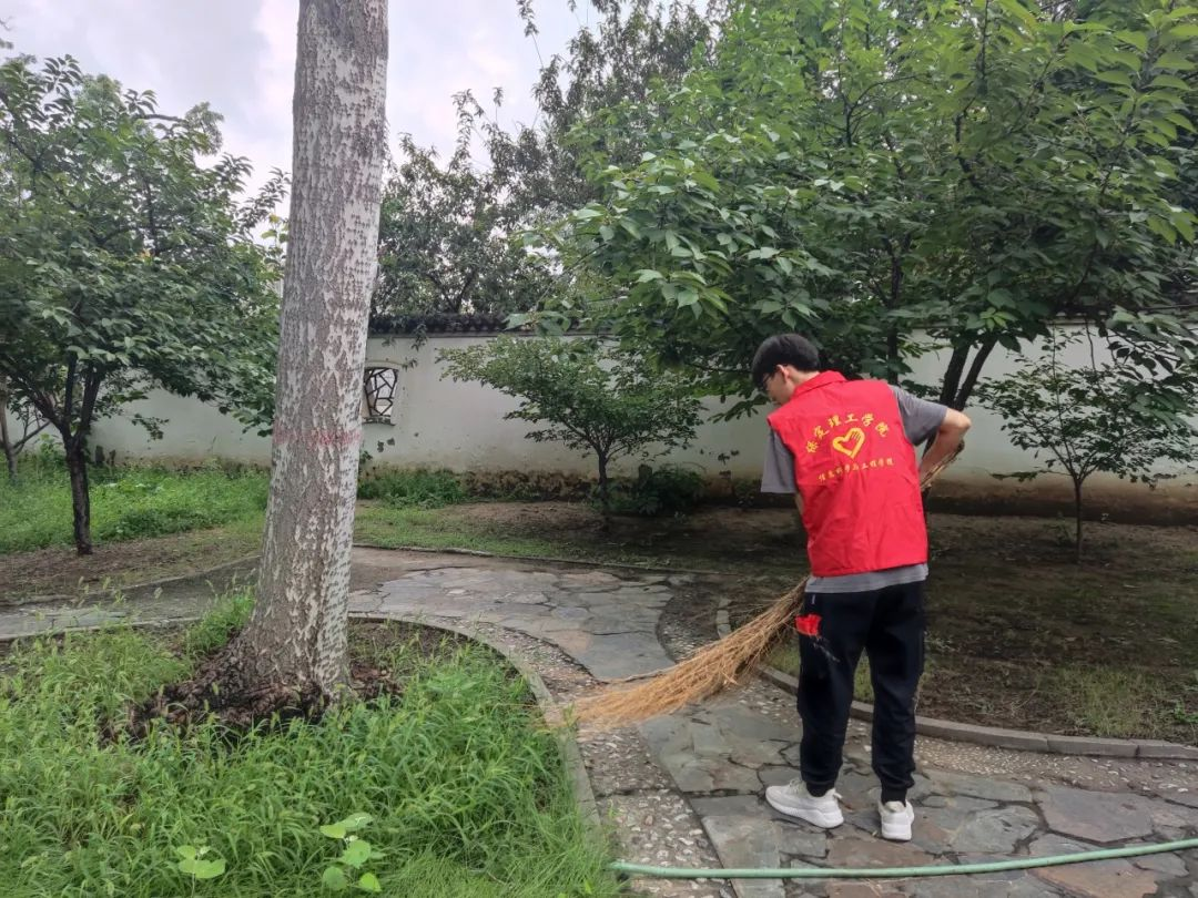 在太行博物館,實踐團(tuán)的成員們參觀了展館陳列的歷史文物,結(jié)合所學(xué)知識講解了歷史故事。同時,親身感受了文物道具的歷史溫度和厚重感,激發(fā)了團(tuán)隊成員們的興趣和愛國熱情。