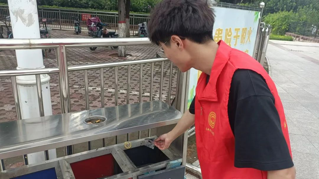 在太行博物館,實踐團(tuán)的成員們參觀了展館陳列的歷史文物,結(jié)合所學(xué)知識講解了歷史故事。同時,親身感受了文物道具的歷史溫度和厚重感,激發(fā)了團(tuán)隊成員們的興趣和愛國熱情。
