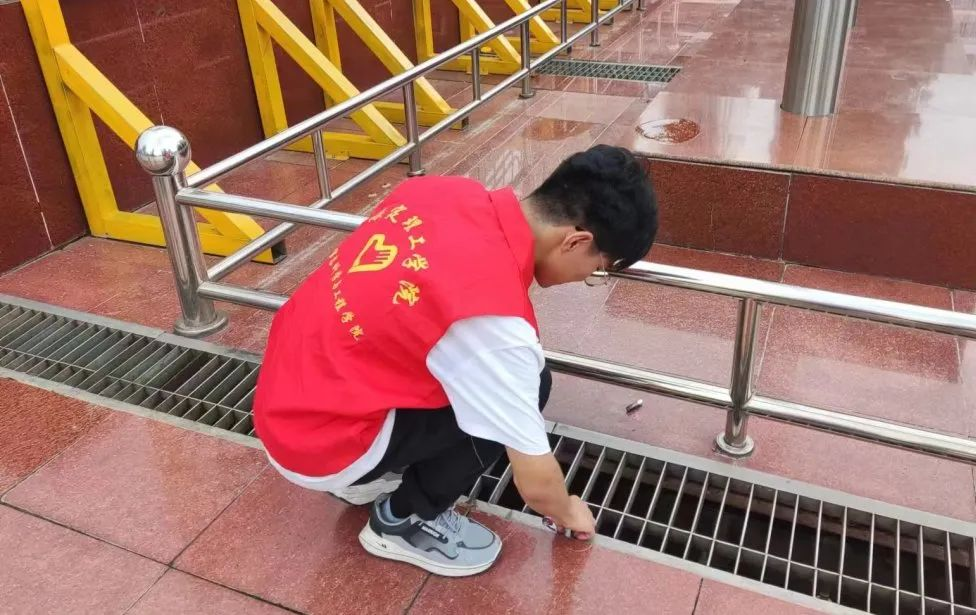 在太行博物館,實踐團(tuán)的成員們參觀了展館陳列的歷史文物,結(jié)合所學(xué)知識講解了歷史故事。同時,親身感受了文物道具的歷史溫度和厚重感,激發(fā)了團(tuán)隊成員們的興趣和愛國熱情。
