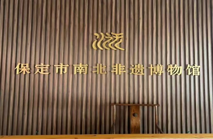 在太行博物館,實踐團(tuán)的成員們參觀了展館陳列的歷史文物,結(jié)合所學(xué)知識講解了歷史故事。同時,親身感受了文物道具的歷史溫度和厚重感,激發(fā)了團(tuán)隊成員們的興趣和愛國熱情。