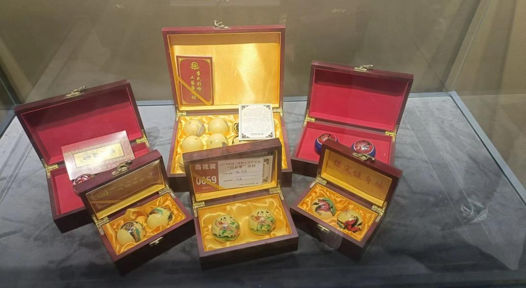 在太行博物館,實踐團(tuán)的成員們參觀了展館陳列的歷史文物,結(jié)合所學(xué)知識講解了歷史故事。同時,親身感受了文物道具的歷史溫度和厚重感,激發(fā)了團(tuán)隊成員們的興趣和愛國熱情。