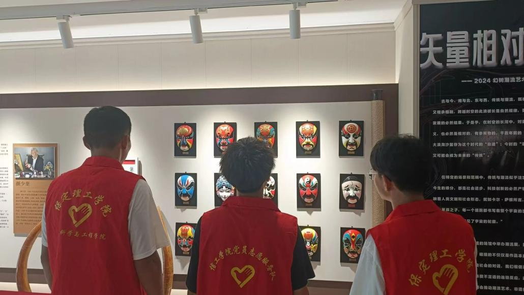 在太行博物館,實踐團(tuán)的成員們參觀了展館陳列的歷史文物,結(jié)合所學(xué)知識講解了歷史故事。同時,親身感受了文物道具的歷史溫度和厚重感,激發(fā)了團(tuán)隊成員們的興趣和愛國熱情。